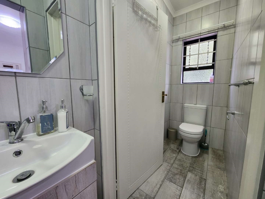 5 Bedroom Property for Sale in Fraaiuitsig Western Cape